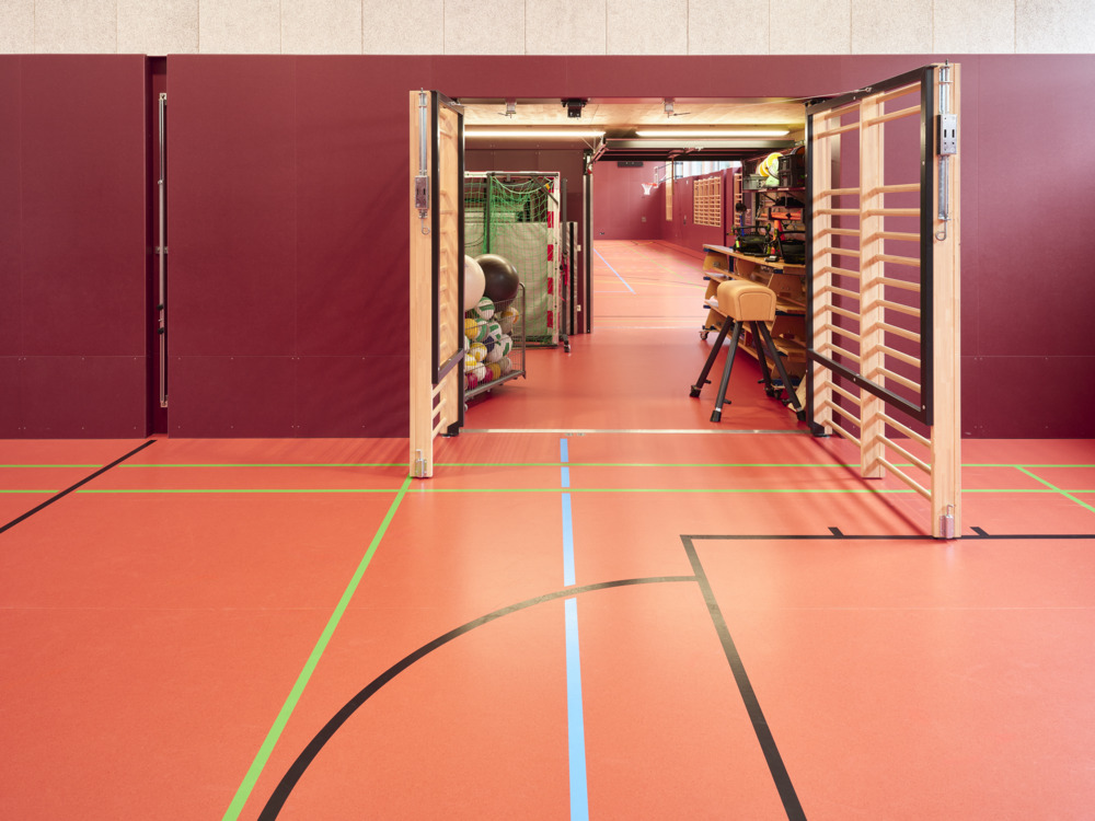 Mehrfach-Sporthalle, Blick durch Geräteraum in anderen Hallenteil, durchgängig gestaltet mit noraplan Boden